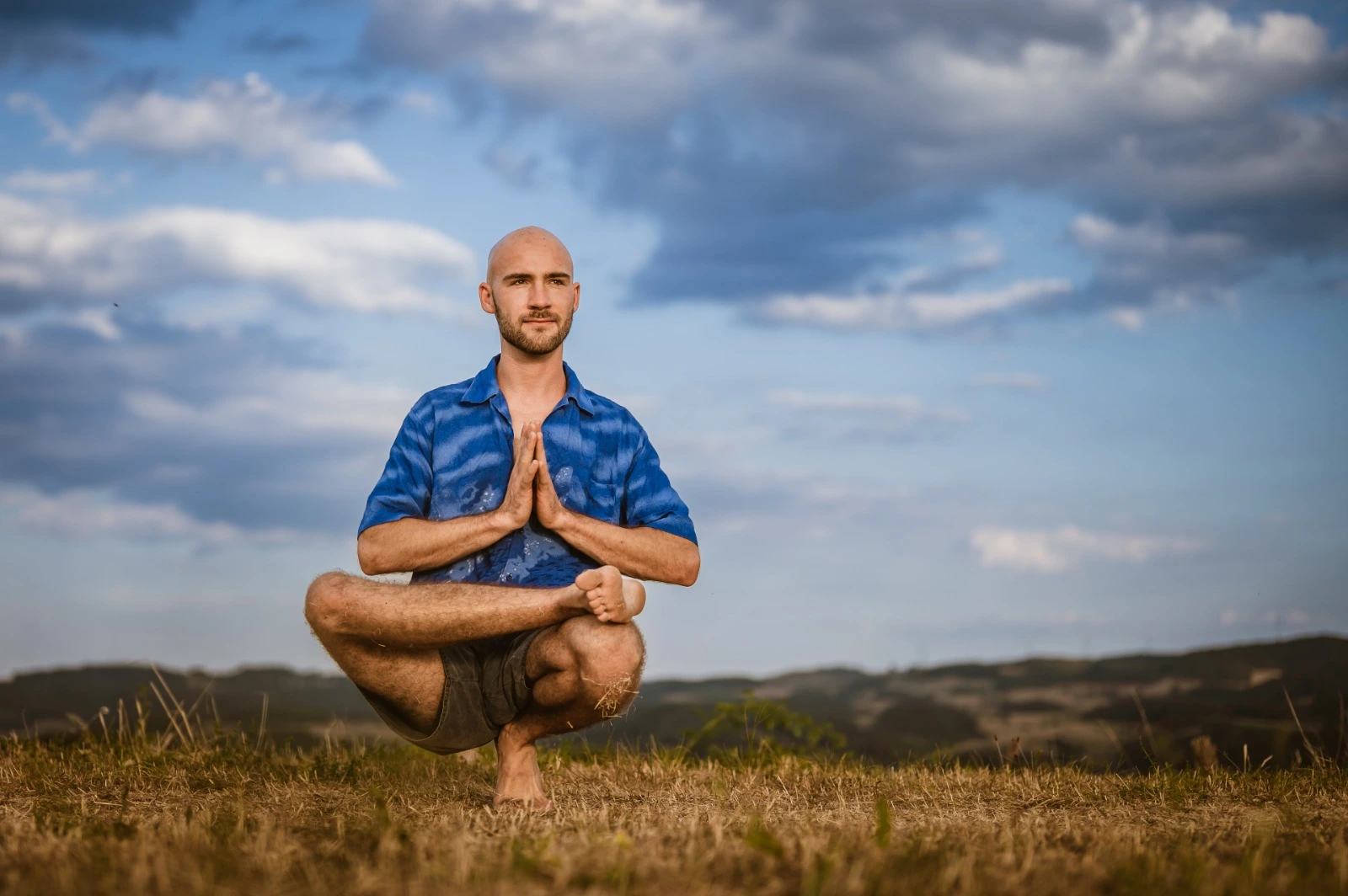 Devin – stehende Pose, Fokus & Balance