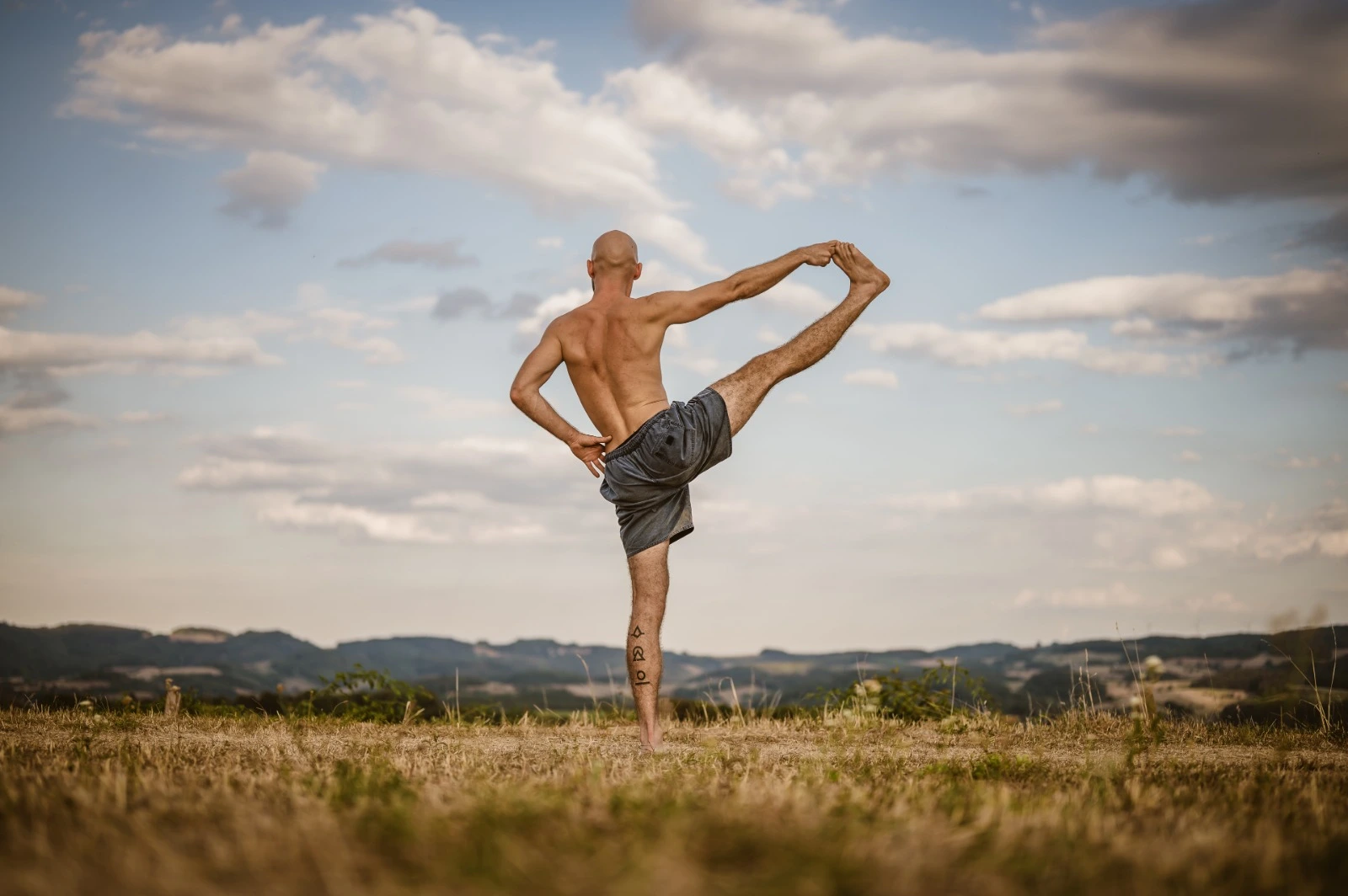 Devin – Yoga-Position mit Bein